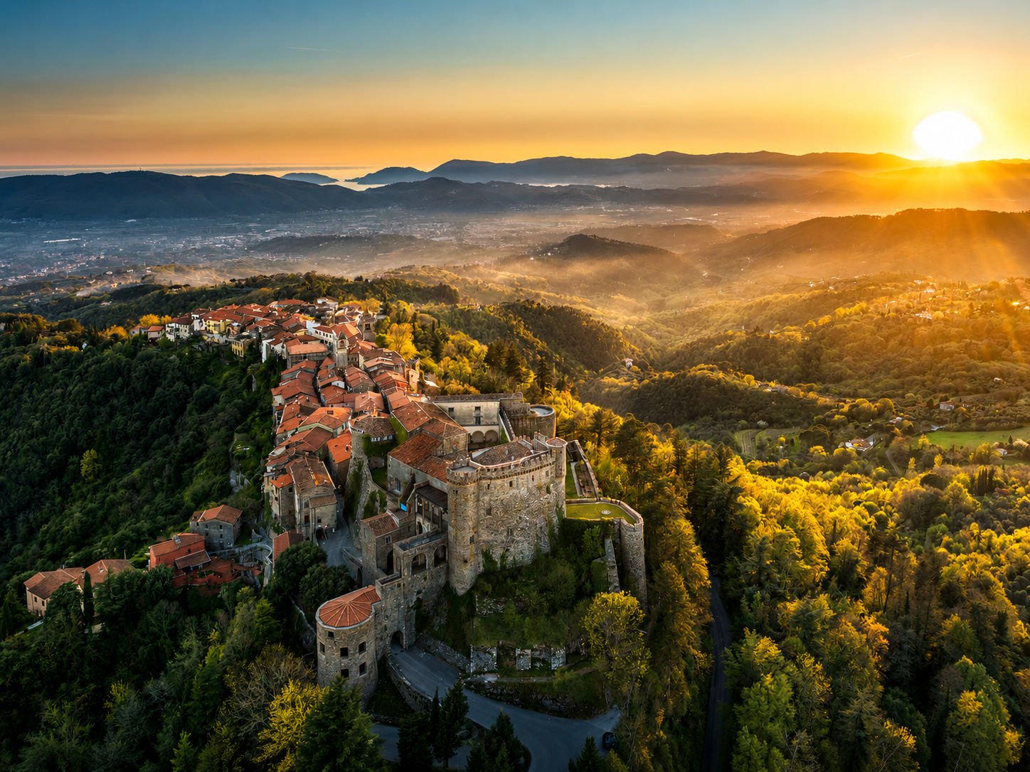 Paesaggio della Lunigiana al tramonto